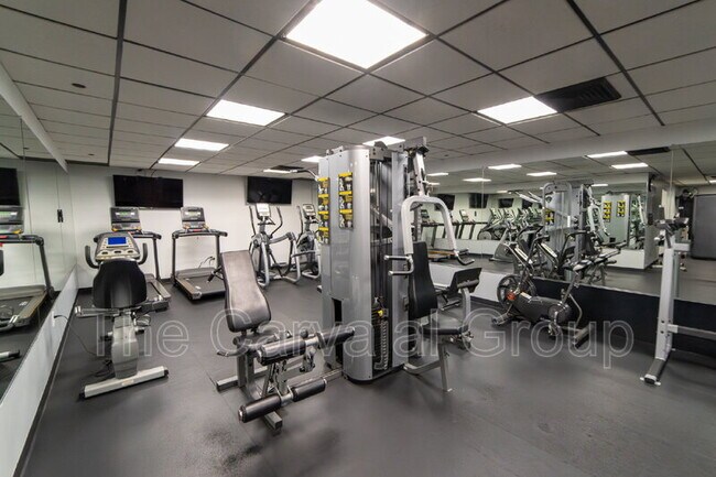 Building Photo - 400 E Colonial Dr