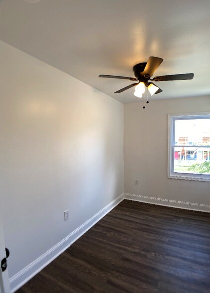 Building Photo - 2038 Kelmore Rd