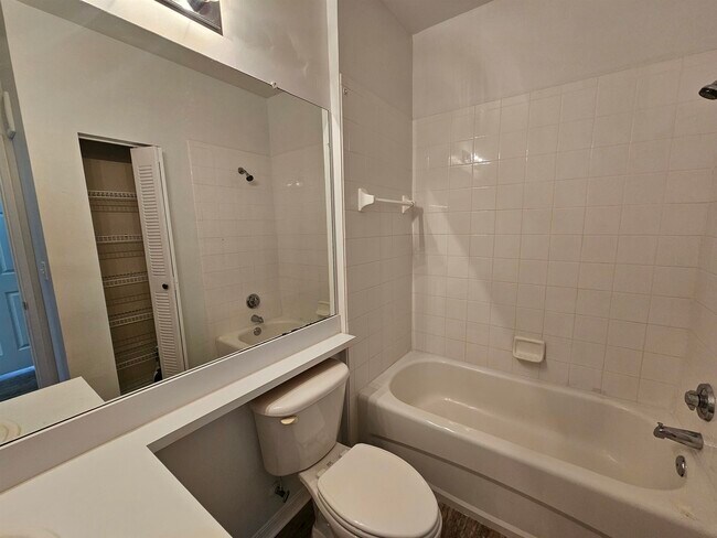 Building Photo - 605 Fairway Dr
