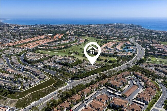 Building Photo - 11 Reina