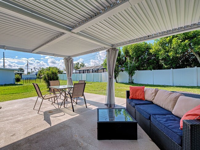 Building Photo - Seasonal Rental Near Venice – Pet-Friendly...