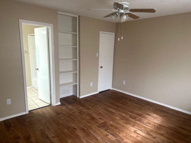 Building Photo - Charming 2 Bedroom, 2 Bathroom Duplex Near Lakeline Mall!