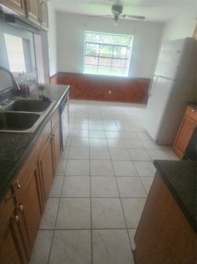 Building Photo - 4011 Alshire Dr