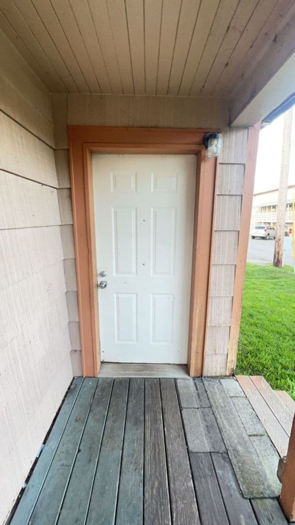 Building Photo - 2 Bedroom Home with Detached Garage & Backyard