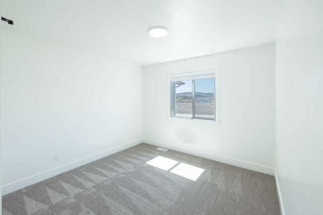 Building Photo - $500 off first month's rent. If rented before the end of AUGUST!!BRAND NEW 5 BED 3 BATH TWIN HOME