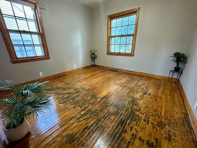 Building Photo - 4 Bed, 1.5 Bath Home for Rent in Waterloo ...