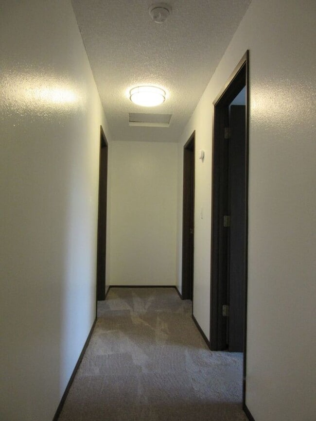 Building Photo - Inviting 2 Bedroom, 1.5 Bath Townhouse Dup...