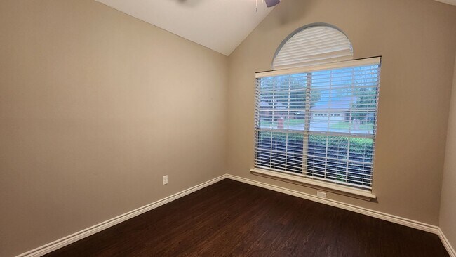 Building Photo - 3817 Yellowstone Pl