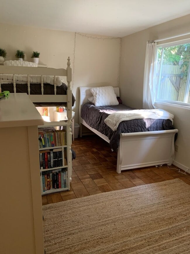 Building Photo - Wonderful 3 bedroom, 2 bathroom house in the Jacks Peak area