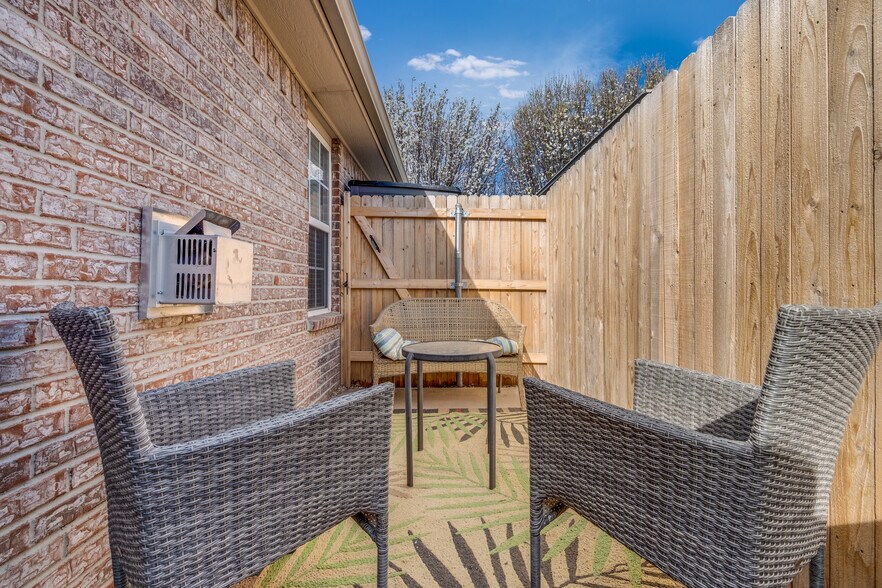 Patio with privacy fence - 4527 Ida Louise Ct