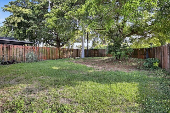 Building Photo - 581 Lakeside Cir