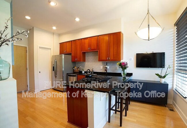 Building Photo - 4540 J C Nichols Pkwy