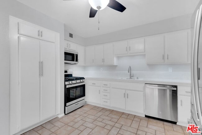 Building Photo - 603 Racquet Club Ln