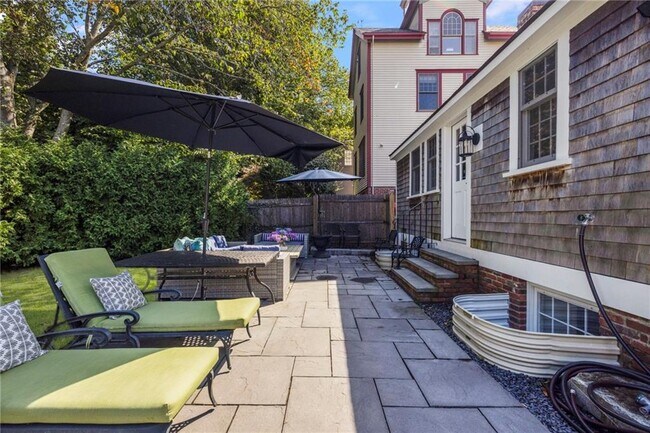 Building Photo - 36 William St