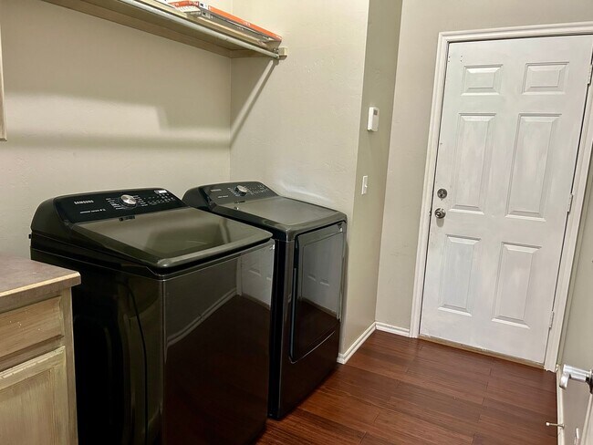 Building Photo - AVAILABLE NOW - $500 OFF FIRST FULL MONTH - Beautiful Home In Edmond School District!