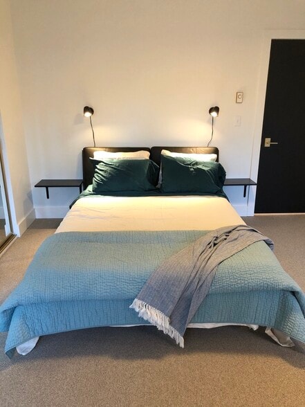 Queen bed - Natural latex and wool mattress, 100% cotton sheets - 12 E Garfield St