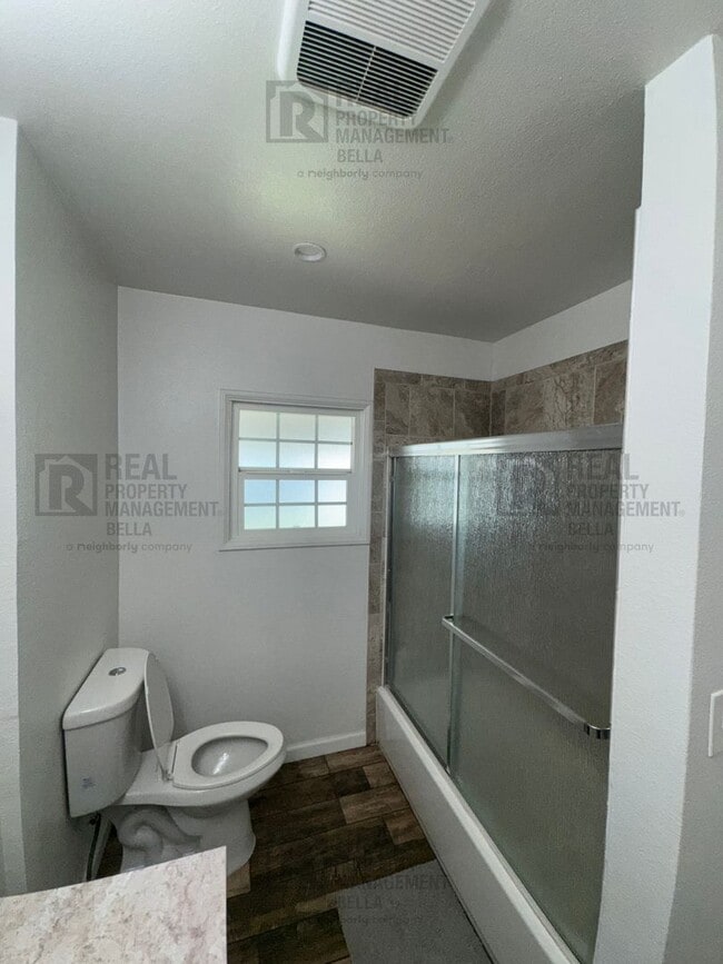 Building Photo - 3-Bed, 2-Bath Oasis in Hemet with Sparklin...
