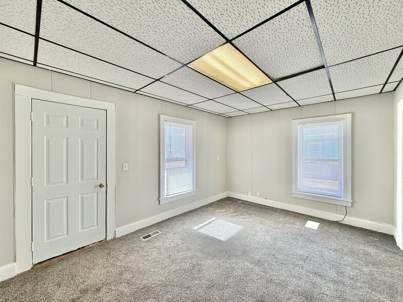 Building Photo - 757 W Grand Ave