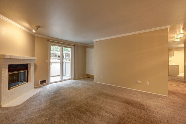 Building Photo - 2 Bedroom Ground Floor Condo in the Heart of Woodinville!