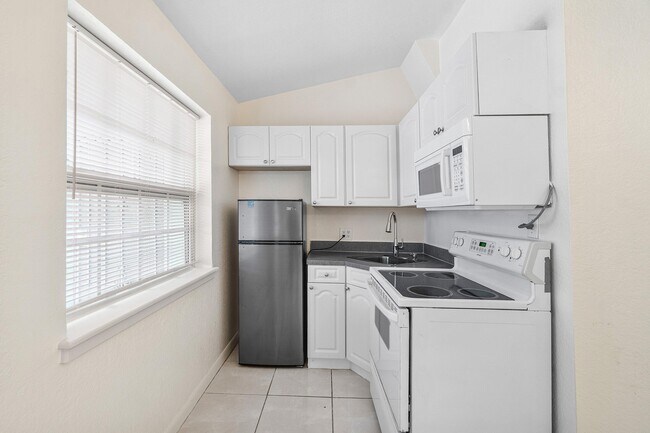 Building Photo - 205 Coral Rd