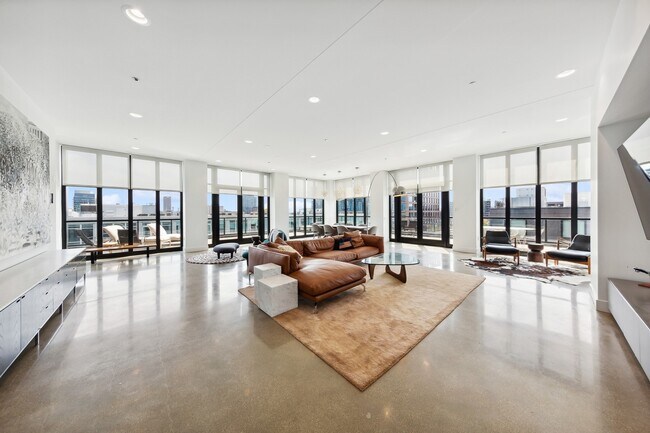 Building Photo - 900 W Washington Blvd