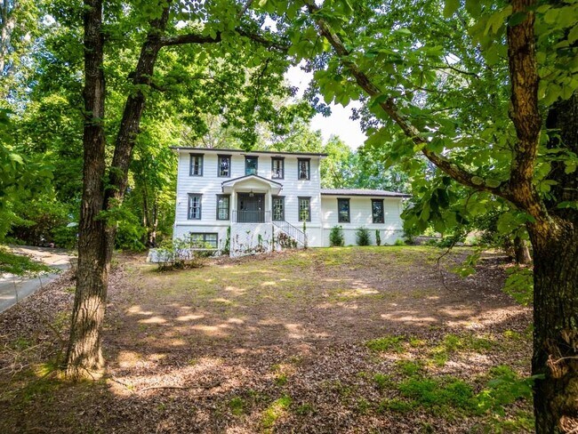Building Photo - 813 Lakeshore Dr NW
