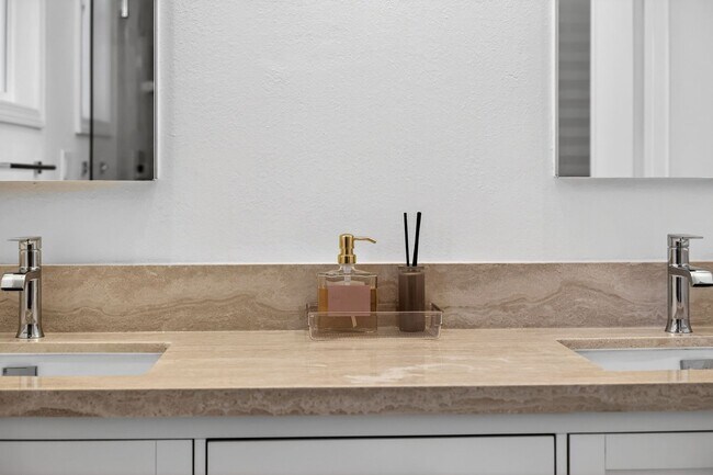 Building Photo - Beautiful Upgraded Townhome: 1,676 sqft, 2-Car Garage + Iron Horse Trail Access