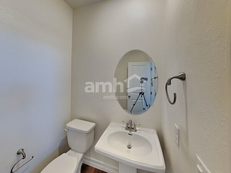Building Photo - 5824 Petronius St