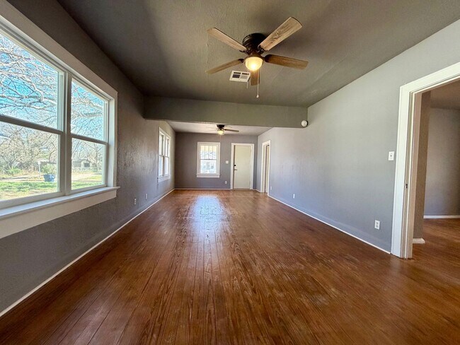 Building Photo - 3 Bedroom and 1 Bathroom Home in Shawnee for rent