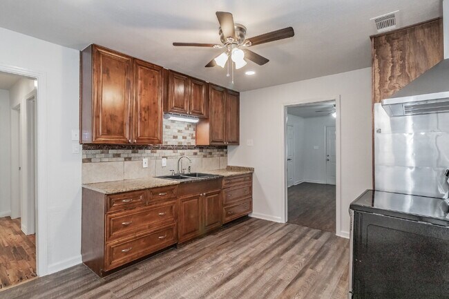 Building Photo - Beautiful home in a great location