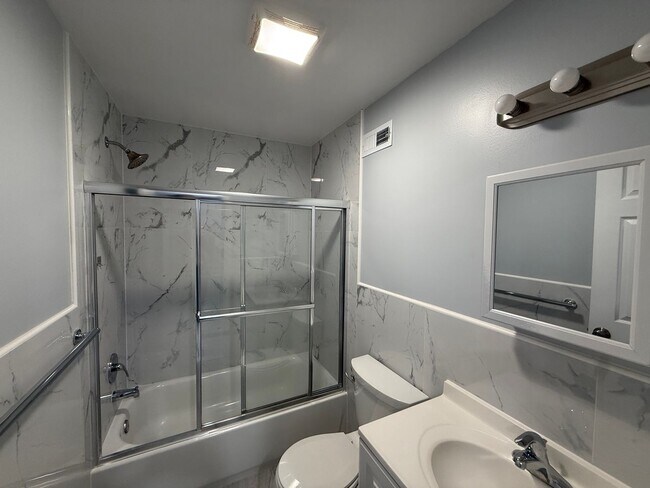 Building Photo - 32 S 53rd St