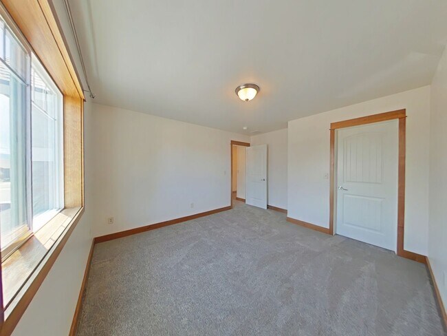 Building Photo - Beautiful 3 bedroom, 2 1/2 bathroom, townhouse with attached garage!