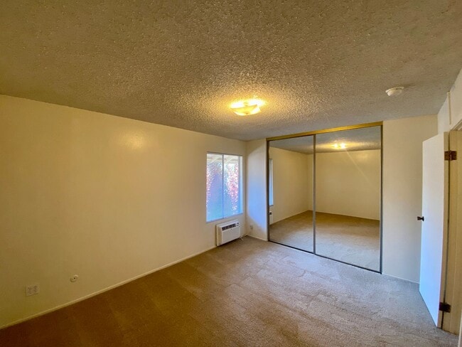 Building Photo - Nice Upper Unit in the Desired Station West!