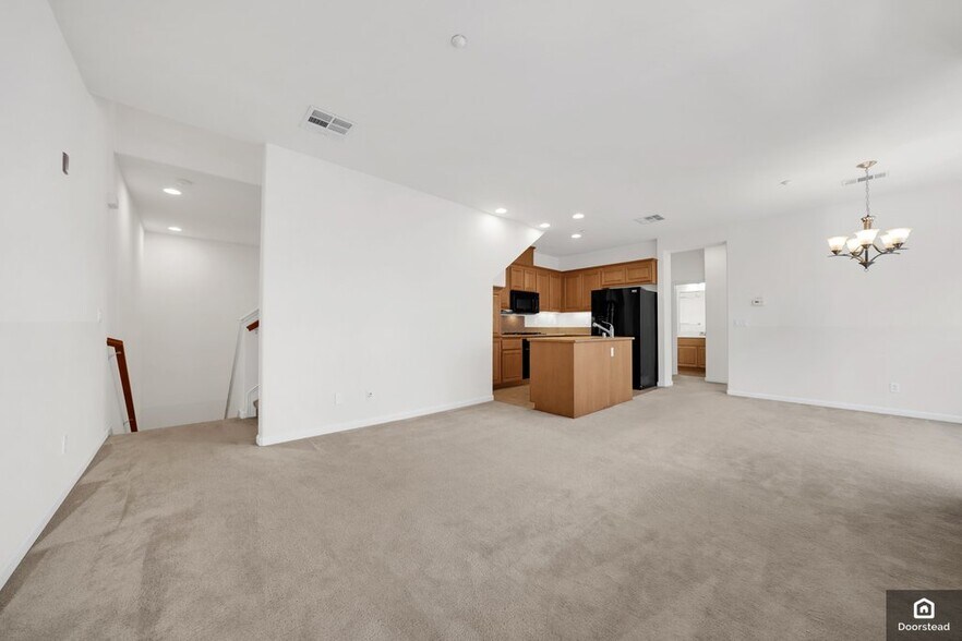 Building Photo - 584 De Guigne Dr