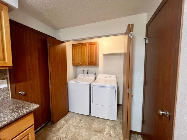 Building Photo - Fully Remodeled 2 BD - Water Included