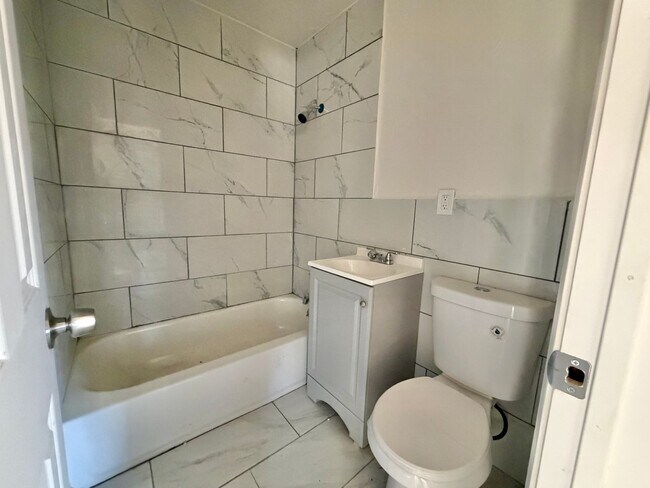 Building Photo - 2 bed newly renovated!