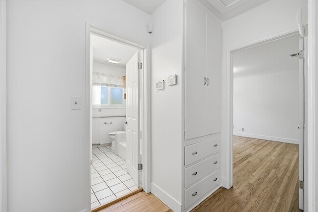Building Photo - 2 bedroom, den and 1.5 bath, a few blocks of SPHS