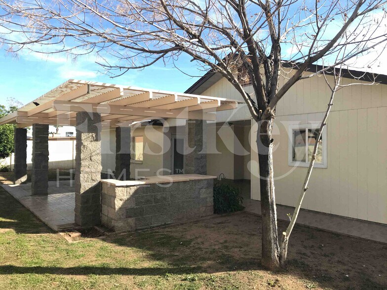 Building Photo - 4826 W Paradise Ln