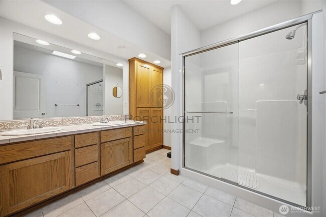 Building Photo - 237 Creekview Crest