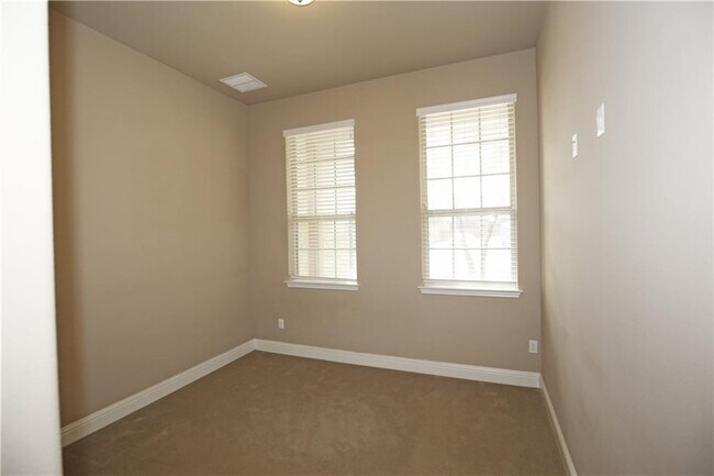 Building Photo - 400 Cheyenne Ln