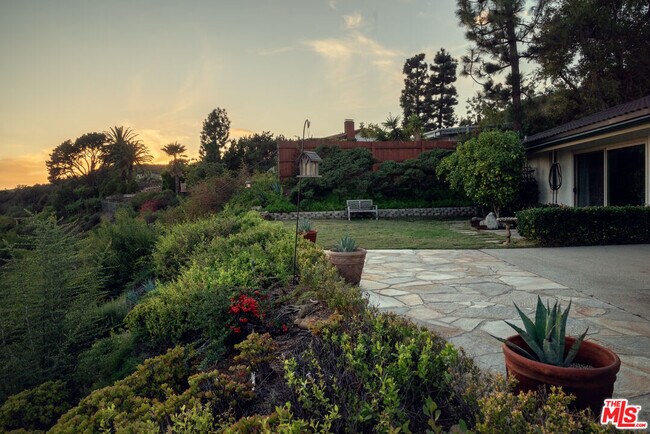 Building Photo - 2701 Lake Hollywood Dr