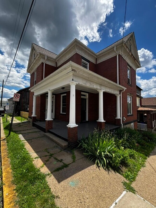 Building Photo - 3 bedroom/ 1.5 Bath Home for rent MAnor, PA 15665