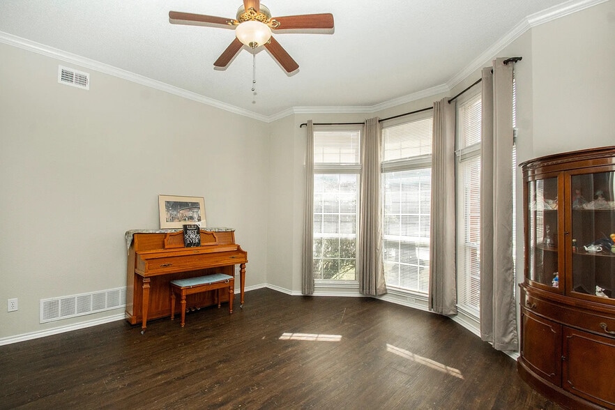 Building Photo - Room in House on Kentshire Cir