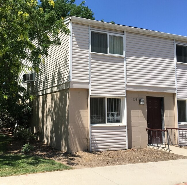 Primary Photo - Cute updated 2 bed 1.5 bath Condo on S Cur...