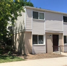 Building Photo - Cute updated 2 bed 1.5 bath Condo on S Cur...