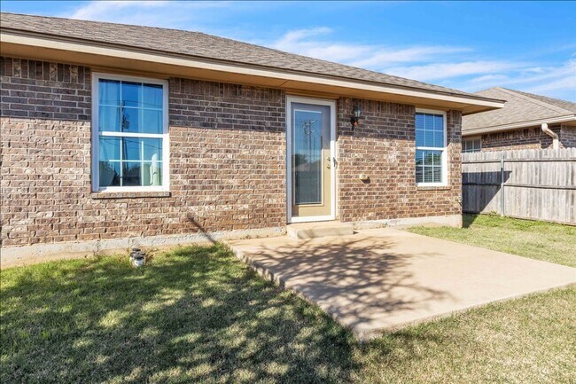 Building Photo - Adorable Cozy Home in Yukon (Mustang Schools)