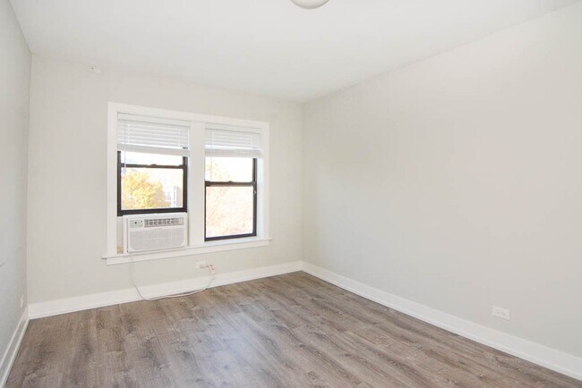 Building Photo - 725 W Brompton Ave