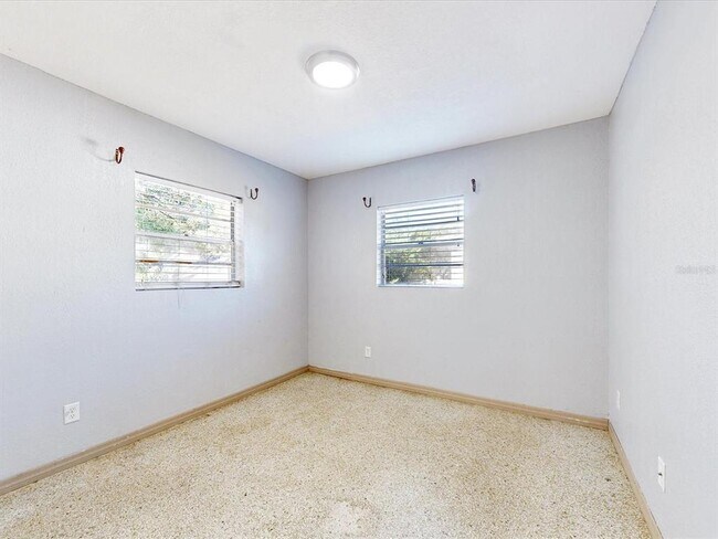 Building Photo - 2502 N Beaumont Ave