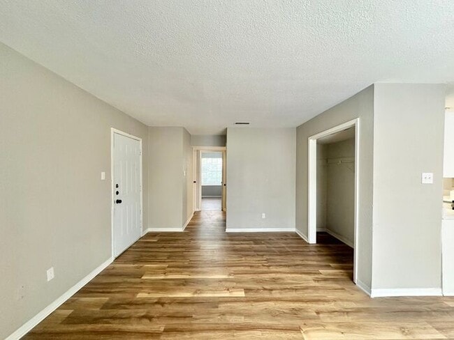 Building Photo - Available Now: Affordable Downtown Living!