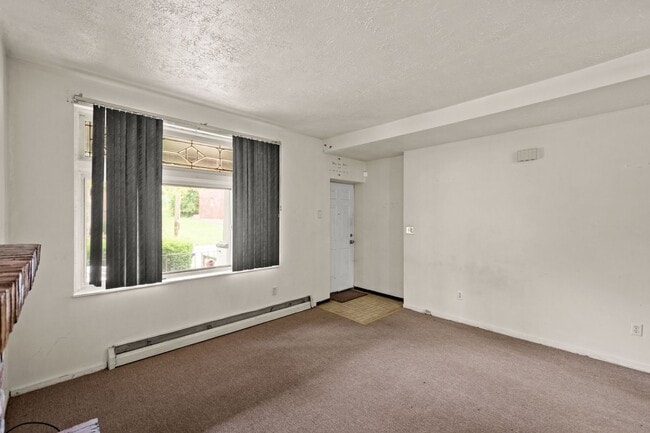 Building Photo - 2232 Woodstock Ave